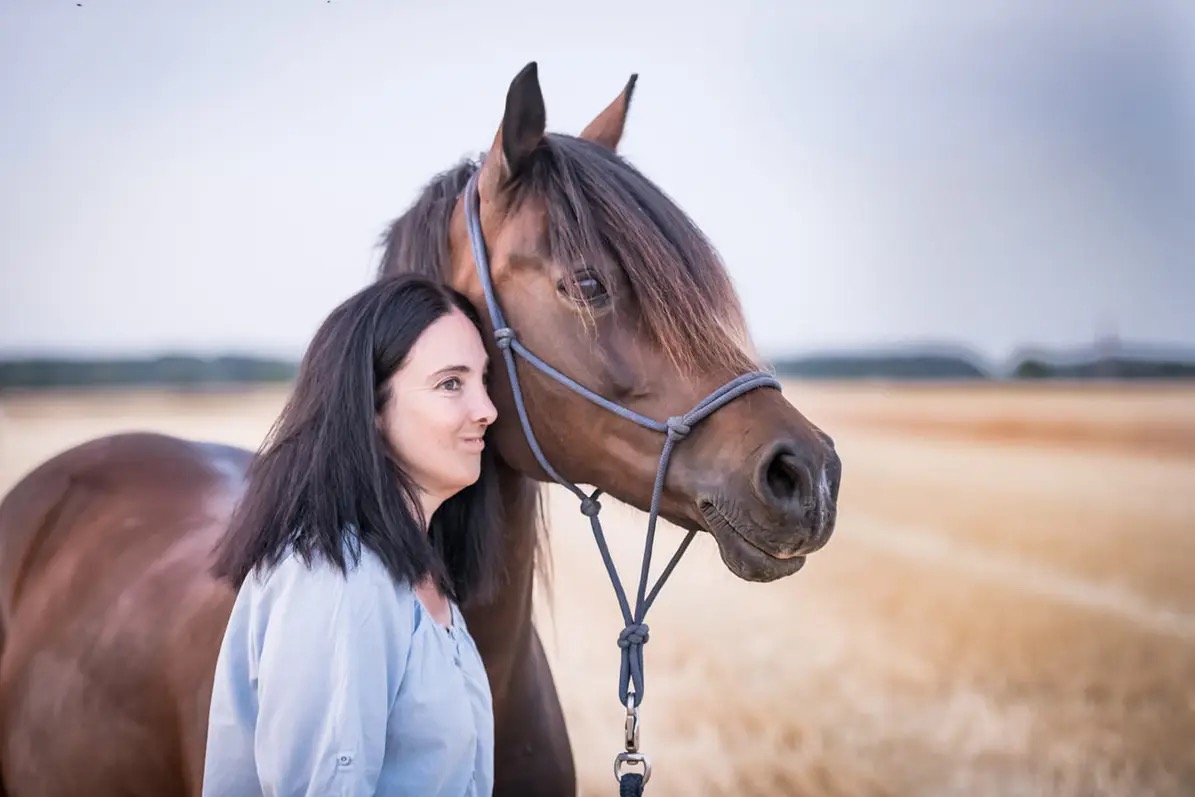 Bettina Schmitz mit ihrem Pferd im Feld